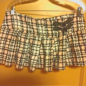 Short plaid skirt pink white and black